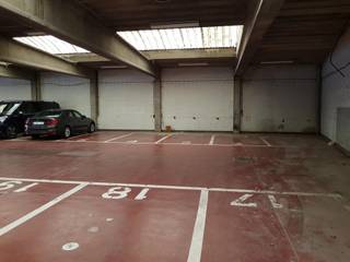 Bent U het beu het zoeken naar een parking plaats na een vermoeiende dag op het werk ?<br />Of bent u werkzaam in de omgeving van het Boekenbergpark maar woont niet in deze omgeving ?<br />Dan is dit de kans om dit probleem op te lossen : een autostaanplaats in de Sint Rocchusstraat .<br />Vlot in - en uitrijden , niet ondergronds maar gelijkvloers .<br />Geen donker " kelder " gevoel maar een ruime licht/luchtige en gemakkelijk toegankelijke ruimte .<br />Perfecte aansluiting naar autostrade - centrum Antwerpen , openbaar vervoer .<br />Voor meer info bel naar Luc Taeymans - 0475/53.53.02