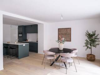 <strong>Recent gerenoveerd 2-slaapkamer appartement (EPC A-label) met zonneterras in een kleinschalige en kwalitatieve ontwikkeling van 5 ruime luxeappartementen en 2 knappe tuinwoningen.</strong><br /><br />Deze woonentiteit met een bruto vloeroppervlakte van circa 156 m² omvat de sous-sol verdieping. Ter hoogte van de gemeenschappelijke tuin bevindt zich de leefruimte die we kunnen opsplitsen in een zit- en eetplaats. De leefruimte biedt met zijn schuiframen toegang tot het privatief en ruim terras van circa 25 m². De keuken is open en volledig ingericht met toegang tot een praktische en ruime berging. <br /><br />Vooraan bevinden zich twee slaapkamers, waarvan één met inloopdressing. Verder op de hal vinden we een apart gastentoilet, een tweede berging en de badkamer ingericht met dubbele wastafel, bad, douche en toilet. <br /><br />Vanuit het appartement is toegang tot de gemeenschappelijke tuin. <br /><br />Er wordt verwarmd met een lucht/water warmtepomp en de afgifte gebeurd via vloerverwarming. Hier woont u toekomstgericht. <br /><br />Een reconversie van een indrukwekkend neoclassicistisch herenhuis naar karaktervolle woningen met alle hedendaags comfort op vlak van esthetiek en isolatie. De residentie beschikt ook over een gemeenschappelijke tuin van 224 m² en ruime privatieve (fiets)bergingen.<br /><br />Verkoop onder registratierechten. Kosten aandeel opmeting en basisakte ten laste van de koper.<br /><br /><span>De vastgoedinformatie is in aanvraag. </span>