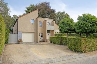 This property is offered via the Power-sale formula. From 25/04/2025 at 14:00 to 26/04/2025 at 12:00 you can come and see the house by appointment. Bids can be placed until April 28 at 16:00. The listed price is an initial price. For more information, please contact the file manager at carl.buyens@dewaele.com or 0472 18 63 76