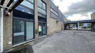Kantoorruimte te huur met een totale oppervlakte van 150m².<br />Deze kantoorruimte geniet van een authentieke waterfrontligging in een omgeving waar wonen, toerisme, horeca en maritieme activiteiten samenkomen. De nabijheid van de jachthaven, de kust en de haven creëert een interessante mix van bezoekers en lokale klanten, ideaal voor uiteenlopende commerciële activiteiten.<br /><br /><u><strong>Benaderende OPPERVLAKTEN:</strong></u><br />Totale oppervlakte: 150m²<br /><br /><u><strong>INDELING:</strong></u><br />Gelijkvloers (150m²): 2 kantoorruimtes en 2 afzonderlijke toiletten<br /><br /><u><strong>Bestemmingsmogelijkheden</strong></u><br />kantoren (enkel gelijkvloerse verdieping)<br /><br /><u><strong>GROTE TROEVEN van deze kantoorruimte:</strong></u><br />- Voldoende parkeergelegenheid<br />- Vlotte bereikbaarheid nabij de jachthaven van Zeebrugge<br /><br /><u><strong>Bijzonderheden</strong></u><br />- Korttijdige bezetting<br />- Onmiddellijk beschikbaar<br /><br /><br />- Onze referentie op<strong> </strong><strong>www.centro.be</strong>: <strong>L0199-27</strong><br />- <strong>Interesse?</strong> Neem dan vandaag nog contact voor meer info of bezichtiging:<strong> </strong><strong>050700102</strong><strong>.</strong><br /><br /><strong>CENTRO | </strong><strong>BEDRIJFSVASTGOED </strong>is reeds 24 jaar <u>gespecialiseerd in de bemiddeling van commercieel- en bedrijfsvastgoed</u> in West- en Oost-Vlaanderen.<br /><strong>Wilt u ook weten hoeveel uw bedrijfsgebouw waard is?</strong><br />Contacteer ons vrijblijvend voor een marktconforme waardebepaling van uw pand. <br />
