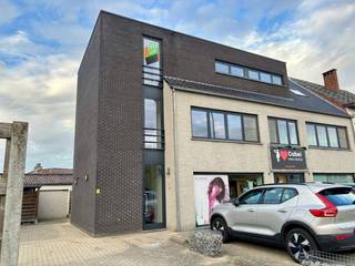 Het appartement heeft de volgende indeling: Men komt binnen via de inkomhal met mogelijkheid tot vestiaire (tegels; 4,5m²). Vanuit de inkomhal...