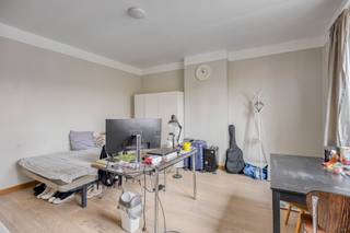<p>Deze studio te huur aan de rand van het centrum van Leuven combineert een praktische indeling met een bijzonder interessante ligging, op korte afstand van het stadscentrum. Je komt binnen via de gemeenschappelijke inkomhal en bereikt vervolgens de studio met een ruime leefruimte die voldoende mogelijkheden biedt om een gezellige woon- en slaaphoek in te richten.</p><p> </p><p>In de leefruimte bevindt zich de kitchenette, voorzien van een dampkap, koelkast en kastruimte. Daarnaast kan je gebruikmaken van een gemeenschappelijke keuken, wat extra flexibiliteit biedt. De badkamer is uitgerust met een douche en er is een apart toilet aanwezig.</p><p> </p><p>De studio ligt aan de rand van het centrum van Leuven, waardoor winkels, horeca, diensten en het stadsleven gemakkelijk bereikbaar zijn. Tegelijk biedt de ligging een praktische uitvalsbasis voor wie in Leuven studeert of werkt en graag dicht bij het centrum verblijft.</p><p> </p><p>Verwarming en gemeenschappelijke kosten bedragen een provisie van 75 euro per maand. Water, elektriciteit en internet zijn individueel te voorzien. Ben je op zoek naar een praktische studio in Leuven op een centrale locatie, neem dan gerust contact op voor meer informatie via www.living-stone.be!</p>