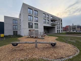 Gelijkvloers appartement met 2 slaapkamers, overdekt terras, tuin met tuinberging, 2e terras, autostaanplaats, fietsstaanplaats en...