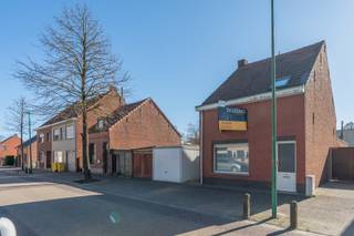 Gunstig gelegen gezinswoning met garage en ruime tuin te Vosselaar.Zeer gunstig gelegen, in hartje Vosselaar, nabij de gemeente, scholen, café's,...