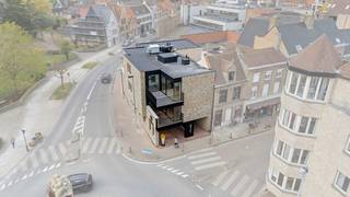 esidentie Zuid 45 omvat vier ruime appartementen, centraal gelegen in Veurne en op wandelafstand van tal van voorzieningen zoals winkels, scholen, het ziekenhuis en het openbaar vervoer. <p><br /></p><p><strong>Indeling volgens plan:</strong></p><p>Inkomhal, lichtrijke leefruimte met volledig ingerichte open keuken en directe toegang tot het terras (16 m²).</p><p>Verder beschikt elk appartement over een berging, apart toilet, 2 slaapkamers en een badkamer.</p><p><br /></p><p><strong>Interesse?</strong></p><p>Contacteer ons via hanne.huyghe@era.be of bel naar 058 31 58 58.</p><p><br /></p>