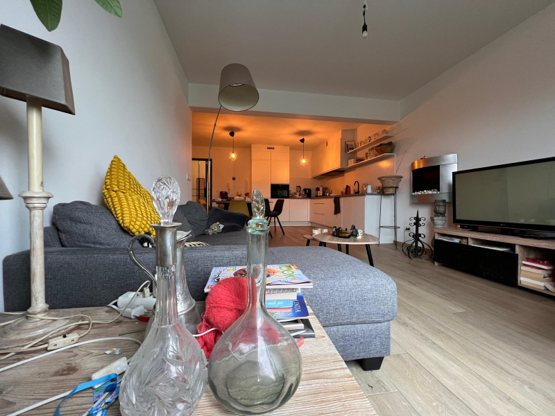 Centraal gelegen, recent appartement met 2 slaapkamers, terras en carport - foto 5