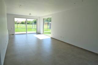 Deze lichtrijke halfopen bebouwing is te vinden in een rustig buurt te Mariakerke. De ruime woning omvat een inkomhal met afzonderlijk toilet,...