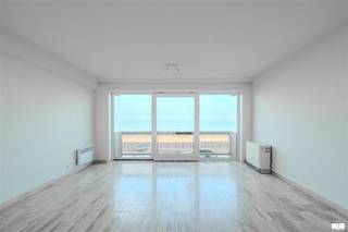 Discover this elegant 71m² apartment in Middelkerke, a true gem on the coast. This modern renovated property offers the perfect balance...