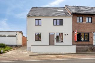 Aan de Weg naar Opoeteren 170 in Oudsbergen treffen we dit volledig gerenoveerde duplex-appartement aan, gelegen op de eerste en tweede verdieping...