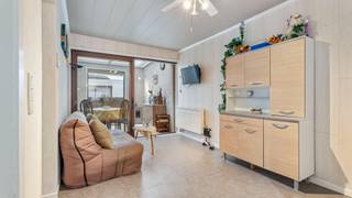 Deze bemeubelde vakantiewoning met eigen parkeerplaats voor de deur is rustig gelegen in De Grote Zeemeeuwen nabij de duinen van Oostduinkerke. U geniet hier van een vakantiewoning waar het interieur al een grondige opfrissing gekregen heeft en u enkel wat energetische ingrepen moet doen om het perfecte verblijf aan zee te creëren. De woning heeft een uitbouw van de leefruimte met uitgang op een zongerichte koer. <br /><br />De indeling van de woning is hetvolgende:<br />Inkom met leefruimte en open keuken, 2 slaapkamers, toilet, badkamer en koer met tuinhuis.<br /><br />Enkele troeven:<br /><br />- Interieur opgefrist<br /><br />- Rustig gelegen<br /><br />- Eigen parkeerplaats<br /><br />- Goede investering