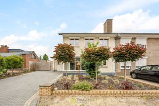 <strong>CHARMANTE EN GOED ONDERHOUDEN WONING MET 2 SLAAPKAMERS, 2 BADKAMERS, KNAP UITGERUSTE KEUKEN EN LICHTRIJKE WOONKAMER OP EEN HEERLIJK PERCEEL MET GROEN VERGEZICHT! Goed verzorgde woning van +-141m² netto bewoonbare oppervlakte op een volledig aangelegd perceel van 3a 50ca! Uitermate geschikt voor kandidaten op zoek naar een goed ingedeelde woning op een aangenaam perceel met prachtig goed vergezicht!!</strong><br /><br /><strong>LIGGING: </strong><br />Deze woning is gelegen in het gezellige en landelijke Hamont-Lo met in de onmiddellijke omgeving zowel kleuter-, basis- en middelbaar onderwijs. De perfecte locatie waar jonge gezinnen hun kinderen in alle rust en vrijheid willen laten opgroeien! Verder is het centrum van Hamont op wandelafstand te bereiken en is er toegang tot meerdere supermarkten. Omliggende gemeenten zoals Kaulille, Pelt, Bocholt, Budel, Weert zijn zeer vlot bereikbaar. De woning ligt op enkele minuten verwijderd van de Nederlandse grens.<br /><br /><strong>INDELING: </strong><br /><strong>Gelijkvloerse verdieping: </strong><br />- Ontvangsthal – ruime lichtrijke woonkamer – goed uitgeruste keuken met eetgedeelte – wasplaats – badkamer -<br /><br /><strong>Bovenverdieping: </strong><br />- Overloop – slaapkamer 1 – badkamer – slaapkamer 2 -<br /><br /><strong>Zolder:</strong><br />- Zolderruimte (40m²) -<br /><br /><strong>Tuin: </strong><br />– naast de aangelegde en verzorgde tuin kan u tevens ook genieten van en groen vergezicht!<br /><br /><strong>EXTRA TROEVEN:</strong><br />- Instapklaar<br />- Mits kleine aanpassing 3 slaapkamers te creëren! <br />- Gegeerde locatie ’t Lo<br />- Nieuw schrijnwerk boven<br />- Rolluiken voorzijde boven aanwezig<br />- Vernieuwde gasketel (2022)<br />- Pelletkachel<br /><br /><strong>Stedenbouwkundige Inlichtingen:</strong><br />Bouwvergunning - Woongebied - Geen dagvaarding - Geen voorkooprecht – Verkavelingsvoorschriften<br /><br /><strong>EPC: </strong>363kWh/m² <strong>met certificaatnummer</strong>: 20260713-0003915745-RES-1 Label D<br /><br /><strong>O-peil: </strong>niet overstromingsgevoelig<br />P-score: C<br />G-score: C<br /><br /><strong>Benieuwd naar deze woning? Ons IDEALIS Team geeft U met plezier en steeds vrijblijvend de nodige informatie via e-mail, ter plaatse of op ons kantoor te Pelt.<br />Wenst U advies omtrent uw eigen woning? Graag plannen wij vrijblijvend met U een afspraak in om onze expertise met U te delen, steeds tot Uw dienst!!<br />Neem contact op met IDEALIS VASTGOED op 011/515 565 of mail naar info@idealisvastgoed.be!</strong>