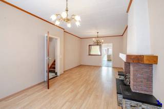 Deze charmante woning in het rustige centrum van Terhagen is gelegen in een eenrichtingsstraat, op een boogscheut van recreatiegebied De Schorre. De woning beschikt over een bewoonbare oppervlakte van 128 m² op een perceel van 251 m².<br /><br />Binnen vindt u een ruime inkomhal die toegang biedt tot een lichtrijke woonkamer. De volledig geïnstalleerde keuken is verbonden met een gezellige veranda, ideaal om het buitengevoel naar binnen te halen. De badkamer is uitgerust met een douche.<br /><br />Op de eerste verdieping zijn drie slaapkamers aanwezig, waarvan één momenteel is ingericht als dressing met ingebouwde kasten. Via een achterpoortje, bereikbaar via een achteruitweg, komt u in de verzorgde tuin.<br /><br />De woning is instapklaar, al kunnen enkele onderdelen opgefrist worden, waardoor u de mogelijkheid krijgt om het geheel naar eigen smaak te renoveren. De centrale verwarming werkt op stookolie en de ramen zijn van hout met enkel glas.<br /><br />Kortom, een fijne gezinswoning in een rustige en gunstige ligging, met veel groen en dichtbij alle voorzieningen. <br /><br />Interesse? Neem contact op met ons kantoor via info@hiro.be of 03 230 00 14.