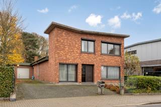 In het centrum van Belsele bieden wij u deze ruime OBB op circa 1.673 m² grond aan.Inkomhal, ruime living met OH, aparte ingerichte keuken met...