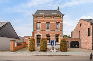 Charmant pand ingericht als kantoorruimte met mogelijkheden! De gelijkvloerse verdieping werd volledig gerenoveerd met instandhouding van...