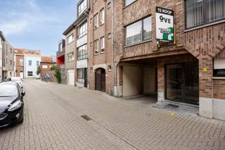 Deze garagebox (box 10) bevindt zich op een absolute topligging in het centrum van Leuven. In een buurt waar parkeergelegenheid bijzonder schaars is, vormt dit een uitstekende investerings- én gebruikskans.<br /><br />De garageboxen zijn achterin gelegen en maken deel uit van een verzorgd geheel van 18 garageboxen en 1 staanplaats. Ideaal voor wie een veilige en vlot bereikbare parkeer- of opslagruimte zoekt. De daken werden recent volledig vernieuwd. <br /><br />Interesse of meer informatie?<br />0474 386393<br />lotte@immogve.be