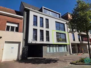Appartement op toplocatie met 2 slaapkamers en terras uitkijkende op het marktplein.Welkom in dit appartement, gelegen op een absolute toplocatie in...
