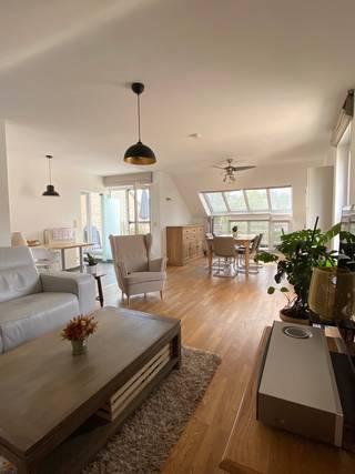 Dit mooi en ruim appartement is gelegen in het centrum van Zonhoven. Het appartement telt 2 slaapkamers, een ruime leefruimte en en groot terras met prachtig uitzicht. Het appartement is bereikbaar via een lift die rechtstreeks toegang geeft tot het appartement.<br /><br />INDELING:<br />- Inkomhal waarin de lift meteen uitkomt<br />- Leefruimte met open keuken<br />- Bergruimte/wasplaats<br />- Gastentoilet<br />- Slaapkamer 1<br />- Slaapkamer 2<br />- Badkamer, voorzien bad, douche en toilet<br />- Terras aan de achterzijde<br />- Kelderberging<br /><br />LIGGING:<br />- Het appartement is centraal gelegen in hartje Zonhoven. <br />- Winkels, horeca, scholen en openbaar vervoer bevinden zich op wandelafstand.<br />- Goede bereikbaarheid naar autosnelweg E314.<br /><br />EXTRA INFO:<br />- De gemeenschappelijke kosten bedragen € 65,00/ maand<br /><br />Meer weten?<br />Contacteer ons en we helpen je graag dichtblij verder!