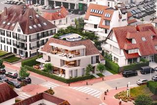 Ontdek Residentie Rallye, een prestigieus nieuwbouwproject van Compagnie Het Zoute, gelegen in de befaamde Bayauxlaan op korte wandelafstand van het strand, het Casino en alle toonaangevende faciliteiten van Knokke. Dit luxueus afgewerkt penthouse vormt zonder twijfel een unicum op deze topligging.<br /><br />Dit adembenemende 4-gevelappartement onderscheidt zich door zijn royale lichtinval, uitzonderlijke architectuur en een spectaculaire privé-daktuin. Het bevindt zich op de hoek Bayauxlaan–Zonnelaan, in het hart van de meest begeerde buurt.<br /><br />Indeling – tweede verdieping:<br />Ruime inkomhal met gastentoilet en vestiaire.<br />Elegante leefruimte met zithoek en tv-ruimte, grenzend aan een hoogwaardige open keuken met eiland en comfortabele ontbijthoek. Zowel de keuken als de leefruimte geven uit op een prachtig zuidgeoriënteerd hoekterras met wijds uitzicht.<br />Aansluitend bevindt zich de eetplaats, die uitgeeft op een west-gericht terras waar u optimaal van de avondzon geniet.<br />Praktische berging/wasplaats. Master bedroom met aangename en-suite douchekamer (douche, lavabo en toilet). Tweede volwaardige slaapkamer met ruimte voor een dubbel bed en balkon. Derde, compacte slaapkamer die ideaal dienstdoet als kinder- of logeerkamer, of als kantoorruimte. Tweede badkamer op de nachthal, uitgerust met een douche en dubbele lavabo.<br /><br />Het absolute hoogtepunt is de exclusieve daktuin met mogelijkheid tot privézwembad, waar rust, privacy en luxe samenkomen.