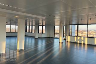 Hoogwaardige kantoorruimte van 626 m² te Anderlecht.<br /><strong>The Mirror</strong> geniet van een strategische ligging aan de <strong>Humaniteitslaan (N266),</strong> één van de belangrijkste toegangswegen tot Brussel, met een vlotte aansluiting op de <strong>Brusselse Ring (R0)</strong>, de<strong> E19</strong> en de <strong>E40</strong>. <br /><br />De verdiepen zijn flexibel indeelbaar en kunnen opgesplitst worden in twee afzonderlijke kantoorruimtes. Ook andere oppervlaktes zijn beschikbaar <strong>vanaf 626 m² tot 1.878 m²</strong>.<br /><br />De ruimte is uitgerust met een performant <strong>HVAC-systeem met koelplafonds</strong>, <strong>LED-verlichting</strong>, vernieuwde sanitaire voorzieningen, een branddetectie- en brandalarmsysteem en <strong>toegangscontrole</strong> met badge. Dankzij de opvallende <strong>glazen gevel </strong>genieten de kantoren van een uitzonderlijke<strong> natuurlijke lichtinval</strong>. De representatieve inkomhal, afgewerkt met wit marmer, zorgt voor een professionele uitstraling en een uitstekende eerste indruk bij bezoekers.<br /><br />Het gebouw biedt ook een groene omgeving, <strong>fietsenstallingen</strong> en <strong>ruime parkeermogelijkheden</strong> met binnen- en buitenstaanplaatsen. Daarnaast zijn er<strong> laadpalen</strong> voor elektrische voertuigen beschikbaar. Onmiddellijk beschikbaar!<br /><br />Contacteer<strong> PANORAMA B2B</strong> voor bijkomende inlichtingen, plannen of een plaatsbezoek via <strong>0477 09 00 09.</strong>