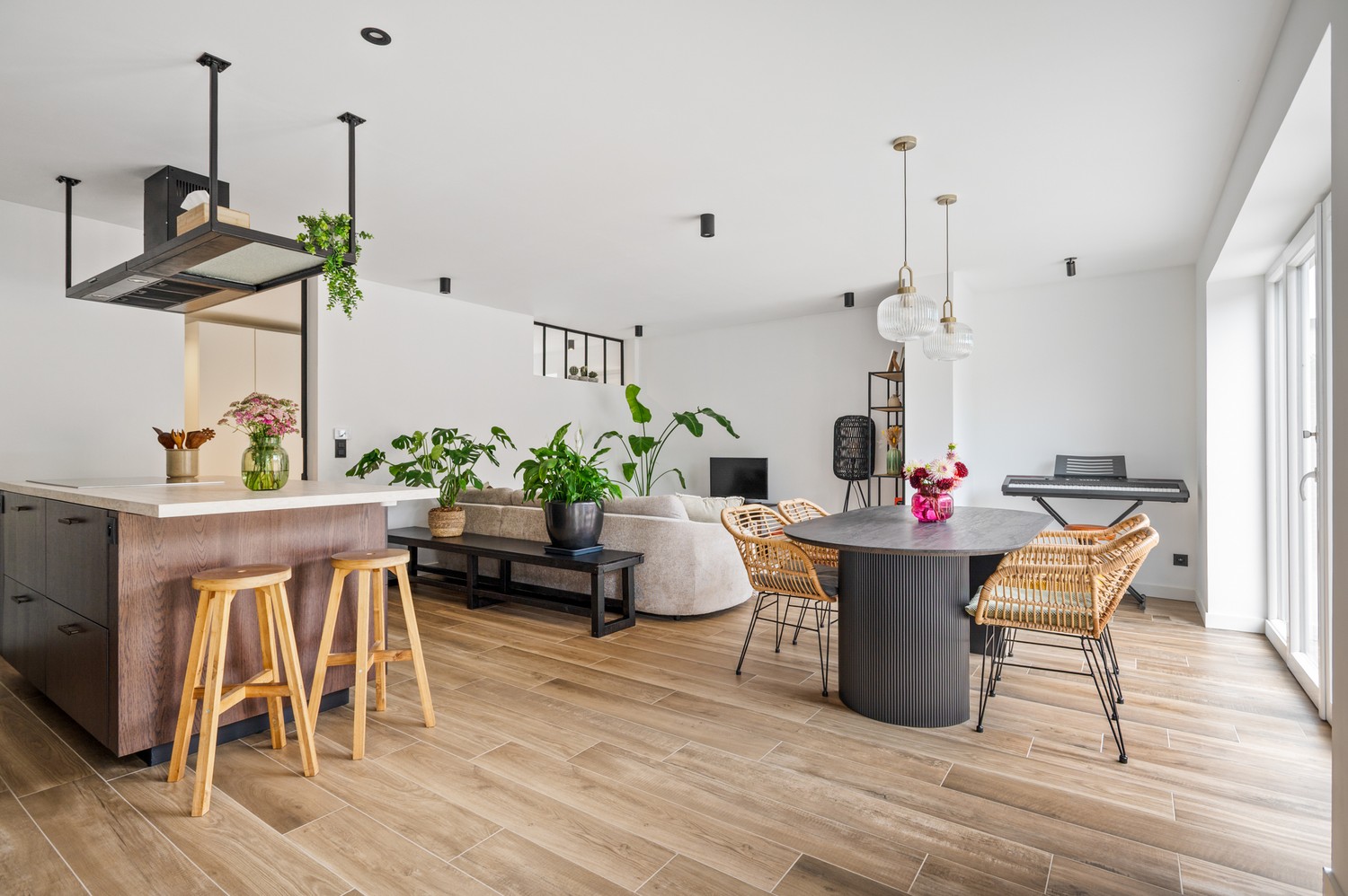 Prachtig gerenoveerd gelijkvloers appartement met zonnige tuin, grote oprit en ruime garagebox - foto 4