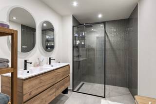 Ben je op zoek naar een volledig vernieuwd appartement waar je meteen je meubels kan binnenzetten? Dit pareltje op de eerste verdieping van...