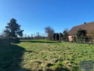 <p>Bent u op zoek naar een locatie met grote tuin en/of weide voor uw dier? Ziet u op tegen verbouwingswerken? Mis deze kans niet!</p>
<p>Op dit ZUIDGERICHT perceel bouwgrond met AANPALENDE WEIDE kunt uw eigen droomwoning laten ontwerpen.</p>
<p>De ligging in “Woongebied met landelijk karakter” vat alles samen. Aan de voorzijde geniet u van het comfort dat alle nutsvoorzieningen in de straat aanwezig zijn. Vanuit de te bouwen woning en tuin geniet u van een adembenemend open zicht over de velden (agrarisch gebied). U waant er zich in de wijdse natuur en u bent slechts een steenworp verwijderd van alle mogelijke winkels te Maldegem.</p>
<p>Daarnaast is er een vlotte verbinding met Brugge, de kust, de N49 en de E40 via Aalter.</p>
<p>Contacteer Bonne Vastgoed 7 op 7 voor meer info of bezoek via 0468104040 of info@bonnevastgoed.be</p>