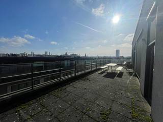 Knappe penthouse, gelegen in de buurt van de Dansaertwijk en de Erasmushogeschool, bestaande uit: inkomhall met berging en aparte wc, mooie...