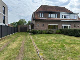 Centraal gelegen, te renoveren, halfopen bebouwing op mooi perceel van 767m² met mogelijkheden,  3 slaapkamers, zolderslaapkamer, grote garage...