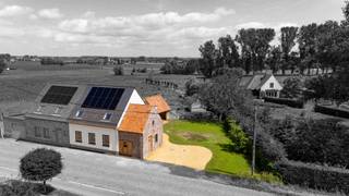 Deze tot in de puntjes gerenoveerde woning is gelegen te Aarsele met name in Neringenstraat 53 op een perceel grond van maar liefst 470 m². Dichtbij winkel, bakker, lagere school en openbaar vervoer.<br /><br />PLUSPUNTEN:<br />* VOLLEDIG GERENOVEERD;<br />* KWALITATIEVE MATERIALEN;<br />* ENERGIEZUINING (LABEL A);<br />* AANKOOP ONDER REGISTRATIERECHTEN;<br />* ZONNEPANELEN (10 x 455Wp);<br />* LUCHT-WATER WARMTEPOMP | VLOERVERWARMING/KOELING;<br />* SLAAPKAMERS VOORZIEN VAN AIRCO EN VERWARMING;<br />* VOORZIENING LAADPAAL;<br />* ELEKTRICITEIT (BASIS) DOMOTICA SYSTEEM.<br /><br />INTERIEUR:<br />De woning is toegankelijk via de inkomhal met gastentoilet. Aansluitend bereikt u de lichtrijke leefruimte, bestaande uit een gezellige zit- en eethoek. De stijlvolle stalen deuren vormen hier een echte blikvanger en zorgen voor een mooi architecturaal accent. Er is een aparte ruimte voorzien om een bureau of kinderspeelhoek te maken. Verder beschikt de woning over een volledig ingerichte keuken met keukeneiland bestaande uit een natuurstenen werkblad. Verder is er nog een technische ruimte / wasplaats voorzien alsook een douchekamer (douche + lavabo).<br /><br />Op de eerste verdieping bevinden zich 3 ruime slaapkamers (10,39 m² | 15,78 m² | 10,68 m²), waarvan 1 met dressing (13,58 m²). Prachtig afgewerkte badkamer (8,62 m²) voorzien van een inloopdouche, ligbad en dubbel lavabomeubel. Tot slot is er nog een apart toilet voorzien. <br />Op de tweede verdieping is er een ruime opbergzolder aanwezig toegankelijk via een vlizotrap. <br /><br />EXTERIEUR:<br />De woning is voorzien van een volledig aangelegde tuin met overdekte terras afgewerkt in eik. Alsook is er een volledig afgesloten tuinberging. U geniet van prachtige agrarische verzichten. 2 private autostaanplaatsen. Vergunning aanwezig voor het plaatsen van een optionele carport.