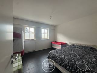 Dit aangenaam en ruim appartement beschikt over twee volwaardige slaapkamers en biedt alle comfort voor wie rustig en comfortabel wil wonen.<br />Het appartement omvat een ruime en lichtrijke woonkamer met open, volledig geïnstalleerde keuken en een praktische berging.<br />De badkamer is ruim en voorzien van zowel een ligbad als een douche. Daarnaast is er ook een apart gastentoilet aanwezig.<br />Een grote troef van dit appartement is de ruime tuin, ideaal om te ontspannen of te genieten van het buitenleven.<br /><br />Indeling:
<ul>
	<li>2 slaapkamers</li>
	<li>ruime badkamer met ligbad en douche</li>
	<li>apart gastentoilet</li>
	<li>ruime woonkamer met open geïnstalleerde keuken</li>
	<li>praktische berging</li>
	<li>grote tuin</li>
</ul>
Beschikbaar: vanaf 1 mei 2026<br /><br />Huurvoorwaarden:
<ul>
	<li>eerste maand huur vooruit te betalen</li>
	<li>huurwaarborg: 3 maanden huur</li>
	<li>huurder betaalt de helft van de plaatsbeschrijving</li>
	<li>forfaitaire gemeenschappelijke lasten: €15/maand</li>
</ul>
Interesse? Neem gerust contact op voor meer informatie of een bezichtiging.