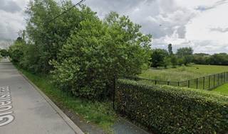 Bouwgrond te koop met een totale oppervlakte van 839m² voor halfopen bebouwing, vrij van aannemer en zonder enige bouwverplichting.Stedenbouwkundige...