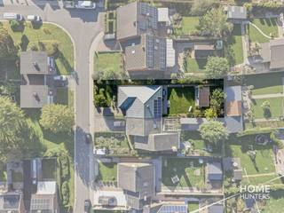Op zoek naar een degelijke woning op een rustige ligging? <br />In Dikkebus ontdek je deze verzorgde halfopen woning met drie slaapkamers, een zuidwestgerichte tuin en heel wat praktische troeven. Bovendien biedt de zolder mogelijkheden voor wie nog extra ruimte kan gebruiken.<br />Via de ruime inkomhal met apart toilet kom je de woning binnen. De lichtrijke leefruimte vormt een gezellige plek om thuis te komen, met een moderne sfeerhaard als sfeervolle blikvanger. De aparte keuken is uitgerust met alle benodigdheden. Verder beschikt de woning over drie slaapkamers en een badkamer met wastafel en ligbad.<br />Ook buiten is het aangenaam vertoeven. De zuidwestgerichte tuin laat je volop genieten van de zon, terwijl het overdekte terras en de zonneluifel voor een plekje in de schaduw zorgen. Het tuinhuis biedt handige opbergruimte voor tuinmateriaal.<br /><br />Aan parkeergelegenheid geen gebrek dankzij de carport en de inpandige garage. Vanuit de garage heb je rechtstreeks toegang tot de tuin en bereik je via een trap de zolder. Deze ruimte biedt mogelijkheden om extra kamers te creëren, afgestemd op jouw woonwensen.<br />Ook op technisch vlak heeft deze woning heel wat te bieden: 13 zonnepanelen, een EPC-label C met een energiescore van 235 kWh/m²/jaar en een conforme elektrische installatie. Daarnaast is de woning asbestveilig en beschikt ze over een regenwaterput van 10.000 liter.<br />Zie jij jezelf hier al thuiskomen? Contacteer Home Hunters en ontdek deze woning tijdens een bezoek!