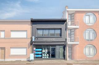 Indeling: Op de gelijkvloerse verdieping bevindt zich een gerenoveerde handelsgelijkvloers van ca. 70 m². De winkel is opgebouwd uit een toonzaal (59 m²), bureauruimte (5 m²), toilet, bergruimte (4 m²), buitenruimte (30 m²) en ruime kelder. Via een aparte inkomdeur hebben we toegang tot het bovenliggend 2-slaapkamerappartement van ca. 75 m². De indeling van het appartement is als volgt: inkomhal, leefruimte met open keuken (27,5 m²), slaapkamer 1 (13 m²), slaapkamer 2 (8 m²), nachthal met apart toilet en badkamer (4 m²).Troeven: - airco - dak geïsoleerd in augustus 2025 (12 cm PUR) - volledig instapklaar- buitenruimte - geluidsdempende beglazing - conforme elektriciteit - parkeergelegenheid voor de deur - Mobiscore 8,7/10 Bent u geïnteresseerd in deze opbrengsteigendom te koop in Wilrijk? Aarzel dan niet om contact met ons op te nemen. Wenst u uw eigendom ook te koop of te huur te stellen? We helpen u graag verder. Steeds tot uw dienst om u verder te helpen met al uw vragen over vastgoed!