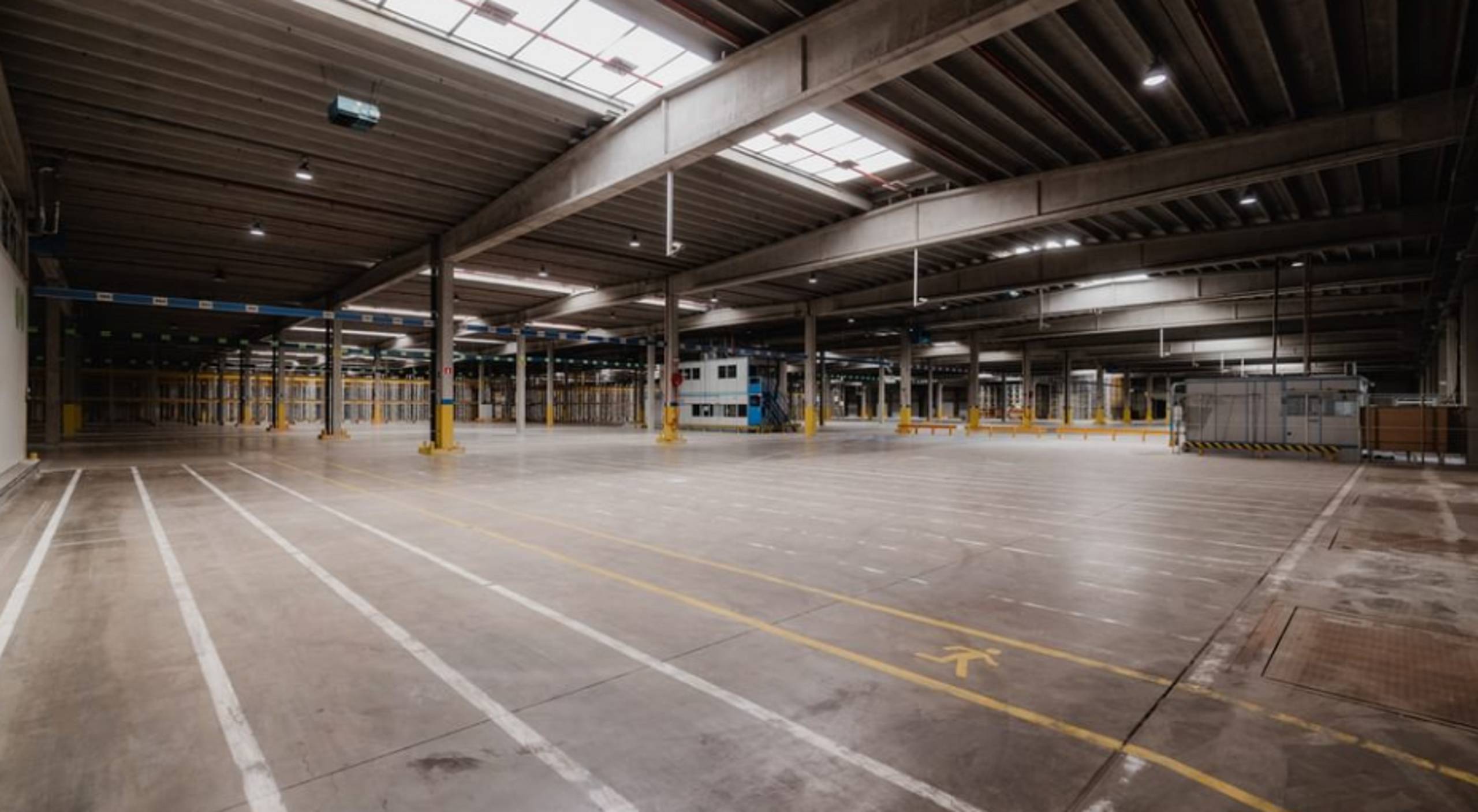 TE HUUR – Logistiek magazijn van 28.964 m² met kantoren in Courcelles (nabij E42) - foto 2