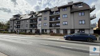 Recent en smaakvol ingericht handelspand op commerciële ligging langs de drukste invalsweg van Beernem. Indeling: Rechts: inkom, ontvangst- en...