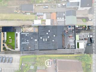 <p>Op een uitstekende locatie langs de Noordlaan in Wetteren bevindt zich deze uitzonderlijke eigendom waar wonen en werken samenkomen. <br />Aan de straatzijde beschikt het pand over een commerciële ruimte. Deze omvat een ontvangstruimte, een afzonderlijke bureau en toonzaal. <br />Dankzij zijn centrale ligging, geniet men hier van optimale visibiliteit.<br />Eveneens zijn hier twee afzonderlijke toiletten en meerdere werk- en opslagruimtes aanwezig. Verder omvat het pand zowel een enkele inpandige garage als een dubbele garage.</p><p>De private woonst beschikt over een aparte inkomhal. Bij het betreden van de woning valt u meteen het indrukwekkende ruimtegevoel en overvloed aan natuurlijk licht op. De ruime inkomhal met gastentoilet geeft toegang tot de bijzonder ruime leefruimte, waar grote raampartijen een zicht op de tuin bieden.<br />De volledig uitgeruste keuken sluit naadloos aan op de leefruimte.<br />Vervolgens treft u in deze woning maar liefst vijf volwaardige slaapkamers, waarvan vier voorzien van een dressing. De master bedroom beschikt bovendien over een ensuite badkamer met bubbelbad en inloopdouche.<br />Een tweede badkamer vervolledigt het geheel.</p><p>Ook buiten is het puur genieten. De grote tuin met zwembad ademt rust en geeft u elke dag een heerlijk vakantiegevoel.</p><p>Dit unieke pand biedt een zeldzame combinatie van wooncomfort en professionele mogelijkheden.<br />Benieuwd naar wat deze woning nog meer te bieden heeft? Aarzel niet en contacteer ons voor het inplannen van een bezoek ter plaatse.</p>