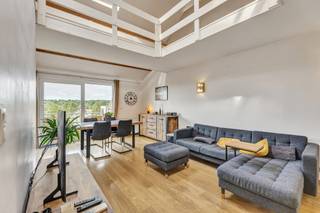 <p>Nabij het centrum van Ninove bevindt zich dit gezellige en charmante dakappartement. Winkels, scholen en openbaar vervoer bevinden zich op een boogscheut. Bovendien geniet het appartement van een uitstekende ligging nabij de belangrijkste verbindingswegen richting Aalst, Brussel en omliggende gemeenten.</p><p>Het appartement omvat een inkomhal, apart toilet, een gezellige living met eetplaats en salon, een keuken en een praktische berging/wasplaats, badkamer. Daarnaast beschikt men over een <strong>tweede private berging</strong>, gelegen aan de gemeenschappelijke hal.</p><p>Een absolute troef is de <strong>charmante mezzanine</strong>, die momenteel ingericht is als bureauruimte, maar eveneens perfect dienst kan doen als hobby-, lees- of polyvalente ruimte.</p><p>Extra troeven: Verwarming op accumulatie – Buitenschrijnwerk in hout en pvc met dubbele beglazing – Airconditioning aanwezig – <strong>GEEN RENOVATIEPLICHT</strong>.</p>