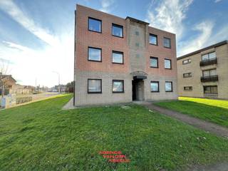 Dicht bij het commerciële centrum van Oostkamp vinden we dit ruime gelijkvloers appartement. Het openbaar vervoer is niet veraf en maakt een...