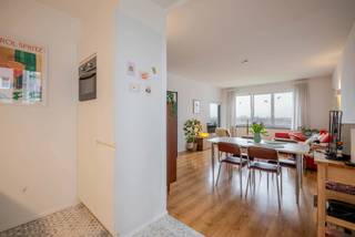 SITUATION<br />Découvrez cet appartement deux chambres avec terrasse situé à Gand. Cet appartement offre une combinaison idéale de confort et d’accessibilité. Grâce aux transports en commun, vous rejoignez le centre-ville de Gand en quelques minutes, où vous pourrez profiter de toutes les commodités urbaines.<br /><br />La proximité d’axes routiers importants tels que la R4 Ring Road et de la Gare de Gent-Dampoort garantit une excellente accessibilité.<br /><br />À proximité, vous trouverez plusieurs espaces verts comme les Volkstuintjes et le Paviljoenpark, ainsi qu’une aire de jeux, Dok Noord et le Houtdok. Le tout avec un Mobiscore de 8,8.<br /><br />DISPOSITION<br />En entrant dans l’appartement, vous accédez au hall d’entrée offrant suffisamment d’espace pour un vestiaire. Vous arrivez ensuite dans le séjour lumineux avec vue sur le jardin commun et l’aire de jeux.<br /><br />Depuis le séjour, vous avez un accès direct à la terrasse ensoleillée orientée plein sud, idéale pour se détendre. La cuisine est équipée de tout le confort nécessaire et dispose d’un raccordement pour une machine à laver.<br /><br />L’appartement comprend également deux chambres, une salle de bains et un WC séparé, offrant un confort supplémentaire.<br /><br />ATOUTS<br /><br />Cave privée incluse et local à vélos commun<br /><br />Nombreuses possibilités de stationnement<br /><br />Excellente accessibilité<br /><br />Pour plus d’informations et/ou pour organiser une visite, contactez Guillaume à gl@immodavinci.be<br />ou au 0472 11 00 00.