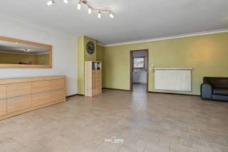 Ben je op zoek naar een ruim appartement met maar liefst 4 slaapkamers op een centrale ligging? Dan is deze duplex in Melsele zeker een bezoek waard. Met een bewoonbare oppervlakte van maar liefst 171 m², een groot terras, balkon en een garagebox inbegrepen in de vraagprijs, biedt dit appartement bijzonder veel ruimte en mogelijkheden.<br /><br />Je komt binnen via de inkomhal, waarna je op de eerste verdieping terechtkomt. Hier bevindt zich een zeer ruime leefruimte met voldoende plaats voor een ruime zithoek en eetplaats. Aan de straatzijde is er een aangenaam balkon aanwezig. Aansluitend vind je de ingerichte keuken, die toegang geeft tot een mooi terras. Verder is er op deze verdieping nog een apart toilet en een praktische berging.<br /><br />Op de tweede verdieping bevindt zich een ruime nachthal met toegang tot 4 slaapkamers. Verder is er nog een badkamer en een extra berging.<br /><br />Een grote troef is de garagebox om de hoek in de Gaverlandwegel, die inbegrepen is in de vraagprijs.<br /><br />Het appartement beschikt momenteel over een EPC-label E. Volgens het EPC kan een C-label worden bekomen door enkel de huidige niet-condenserende gasketel te vervangen door een recente condenserende ketel die enkel instaat voor de centrale verwarming.<br /><br />Een ruime duplex met heel wat potentieel, ideaal voor gezinnen die veel leefruimte zoeken op een centrale ligging in Melsele.<br /><br />Contacteer ons via 052 46 38 03 voor meer informatie of een bezoek.