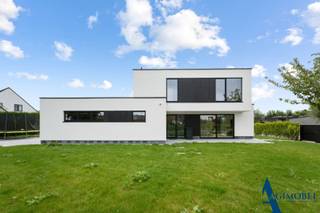 Exclusief te koop: Luxueuze, moderne villa in rustige residentiële omgeving<br />Ontdek deze unieke, vrijstaande villa op een royale grondoppervlakte van 813m², gelegen in een serene en groene buurt. Deze woning biedt een verfijnde combinatie van moderne architectuur, ruimte en comfort. Indeling: Bij binnenkomst wordt u verwelkomd in een ruime inkomhal met vestiaire en gastentoilet. De lichtrijke leef- en eetruimte geniet van een prachtig uitzicht en directe toegang tot de zonovergoten tuin. De volledig uitgeruste open keuken is voorzien van hoogwaardige apparatuur, ideaal voor culinaire genieters. De villa beschikt over een stijlvolle eerste slaapkamer op het gelijkvloers, met aansluitend een dressing en een en-suite badkamer met inloopdouche. Verder vindt u op deze verdieping ook een praktische berging voor wasmachine en droogkast. Op de eerste verdieping wachten drie ruime slaapkamers. De tweede slaapkamer heeft eveneens een dressing en eigen badkamer. Daarnaast zijn er een aparte badkamer met ligbad en douche, een extra toilet in de nachthal, en een tweede berging/wasplaats. De woning beschikt verder over een inpandige garage en meerdere parkeerplaatsen rondom het huis. Buitenruimte: De fraai aangelegde tuin met zonovergoten terrassen biedt een oase van rust en privacy, perfect voor buitenleven en ontspanning. Deze energiezuinige villa is uitgerust met zonnepanelen, een laag energieprestatiecertificaat (EPC), vloerverwarming, en een automatische poort.<br /> 