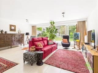 Dit hoogwaardig afgewerkt gelijkvloers appartement met drie slaapkamers vinden we op loopafstand van de Grote Markt van Sint-Truiden.Alle nodige...