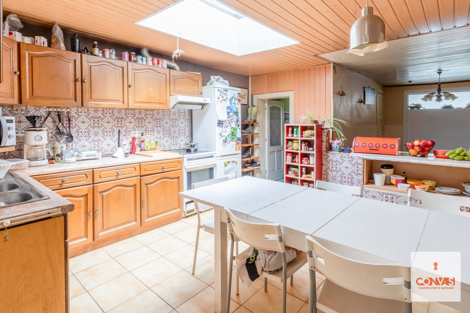 Op te frissen rijwoning met vier slaapkamers - foto 3