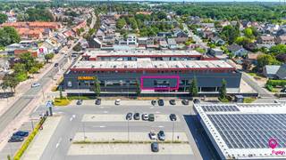 Bij ImmoFusion 7/7 "open huis": klik op onze 3D-Tour.<br /><br />Bent u op zoek naar een moderne kantoor- of handelsruimte op een uitstekende locatie? Dit instapklare pand, gelegen aan de drukke Koolmijnlaan in het centrum van Heusden-Zolder, geniet van een uitstekende visibiliteit dankzij de grote raampartijen en biedt bovendien ruime parkeermogelijkheden.<br /><br />Via de privé-inkomhal bereikt u een doordacht ingedeelde kantoorruimte met een centrale onthaalbalie, twee aparte burelen, een ruime vergaderzaal, een keuken en een aparte sanitaire ruimte met toilet. De vele raampartijen zorgen voor een aangename, lichtrijke werkomgeving.<br /><br />Pluspunten:<br /><br />- Toplocatie in het centrum van Heusden-Zolder<br />- Grote raampartijen met veel natuurlijke lichtinval<br />- Moderne en instapklare kantoorruimte<br />- Ruime parkeermogelijkheden<br />- Huurprijs: € 1.100/maand + € 100 vaste kosten<br /><br />Maatregelen opgenomen in het Maatregelenregister: nee<br /><br />Voor een bezichtiging ter plaatse of meer info, bel ons op 078/78.78.70, of kom gerust langs op ons kantoor. U bent steeds van harte welkom!