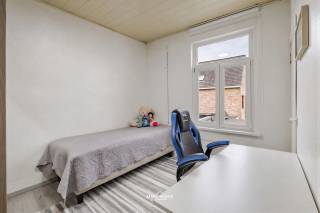Deze gezellige en instapklare woning combineert gezelligheid, ruimte en een uitstekende ligging. De woning beschikt over een bewoonbare oppervlakte van 110 m² en is bovendien asbestveilig en voorzien van een EPC-label C.<br />Binnenin beschikt de woning over een ruime en mooie keuken, een aangename leefruimte en 3 slaapkamers. De derde slaapkamer bevindt zich op de volledig afgewerkte zolderverdieping, die met hoogwaardige materialen werd ingericht en een bijzonder aangename extra leefruimte biedt.<br />Achteraan geniet u van een gezellig koertje, ideaal om in alle rust buiten te zitten. Dankzij de goede ligging zijn belangrijke invalswegen en de autosnelweg vlot bereikbaar, terwijl u toch geniet van een aangename woonomgeving.<br />Een ideale woning voor wie op zoek is naar een instapklaar huis met 3 slaapkamers, een kwalitatieve afwerking en een uitstekende bereikbaarheid.