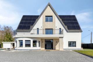 eze in 2020 gerenoveerde villawoning combineert ruimte, comfort en energiezuinigheid dankzij het A EPC-label. Met maar liefst 6 slaapkamers en...