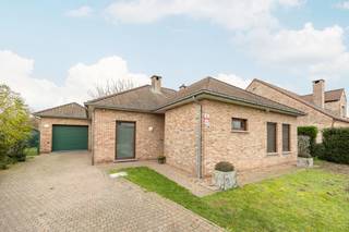 In het charmante Massenhoven bevindt zich deze aangename gelijkvloerse woning, ideaal voor wie comfortabel en toekomstgericht wil wonen. Dankzij de praktische indeling met alle leefruimtes op het gelijkvloers geniet u hier van een vlot en zorgeloos wooncomfort, zonder trappen.<br /><br />De woning verwelkomt u met een lichtrijke leefruimte en een ruime, uitgeruste keuken met aansluitend een praktische berging/bureau en wasplaats. Verder zijn er twee (volwaardige) slaapkamers en een badkamer uitgerust met zowel een ligbad als een douche. De inpandige garage met automatische poort zorgt voor extra gebruiksgemak.<br /><br />Achteraan is het heerlijk vertoeven in de gezellige veranda met aanpalend overdekt terras, waar u volop kan genieten van de west gerichte tuin en de avondzon.<br /><br />Daarnaast beschikt de woning over een ruime zolder, bereikbaar via een uitschuifbare trap, waar ook het cv-toestel is ondergebracht. Onder een groot deel van de woning bevindt zich een kruipruimte.<br /><br />De ligging is zeker een troef: Het dorpscentrum bevindt zich op een korte afstand, net als een bakker, apotheker, lagere school en andere dagelijkse voorzieningen. Bovendien zijn er in de nabije omgeving tal van wandel- en fietsroutes, waaronder de as van het Albertkanaal en het Hof van Massenhoven; ideaal voor wie houdt van natuur en ontspanning. Dankzij de nabijheid van belangrijke invalswegen zoals de E313 en de E34 geniet u daarnaast van een vlotte verbinding naar omliggende gemeenten en steden, terwijl u tegelijk profiteert van het wooncomfort dat een laagbouwwoning biedt.<br /><br />Bijzonderheden: Automatische rolluiken - Vloerverwarming - Ligging - Laagbouw - Alarmsysteem - Stedenbouwkundige informatie in aanvraag - P Score: A - G score: A