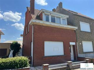 Ontdek het potentieel van deze volledig te renoveren woning aan de Duinenweg 227 in Middelkerke, ideaal gelegen op wandelafstand van het strand...