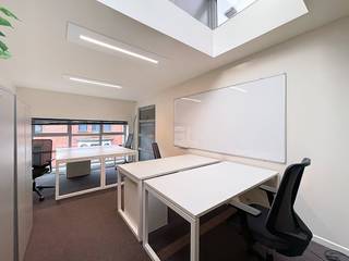 Dit gerenoveerde kantoorgebouw biedt een moderne loftlook met alle hedendaagse voorzieningen. Gelegen vlak bij het Zuid- en Muinkpark én langs de oprit E17 Gent Centrum, combineert het een toplocatie met vlotte bereikbaarheid.Huurders genieten van full-service faciliteiten, inclusief internet, onthaal, postbehandeling en vergaderzalen. Met 24/7 toegang, twee ingangen en parkeergelegenheid in de straat is dit een ideale werkplek.Gelijkvloers:- Bureau 0.B - 4 werkposten - Bureau 0.I - 3 werkposten- Bureau 0.F/G - 9 werkposten Eerste verdieping:- Bureau 1.AR2 - 4 werkposten - Bureau 1.N1/N2/V - 20 werkposten - Bureau 1.R - 4 werkposten Tweede verdieping: - Bureau 2.T1 - 3 werkposten - Bureau 2.T4 - 4 werkposten - Bureau 2.T6 - 4 werkposten- Bureau 2.S4 - 2 werkposten- Bureau 2.S5 - 4 werkpostenFlexplekken: 11 werkpostenMen kan gebruik maken van de faciliteiten zonder dat er een afzonderlijke ruimte moet gehuurd worden. Hierbij bestaat er de mogelijkheid om dit op flexibele manier te huren: 30 euro per werkpost/dagenVergaderzalen: In het gebouw zijn er verschillende vergaderzalen voorzien, voor 4 personen, 8 personen en tot zelfs 16 personen. Voor het gebruik van deze zalen wordt een systeem van vergaderzaalkrediet toegepast, evenredig aan het aantal werkposten.Bent u geïnteresseerd in deze kantoren te huur in Gent? Aarzel dan niet en contacteer ons via 09 245 35 35 of business.gent@dewaele.com.