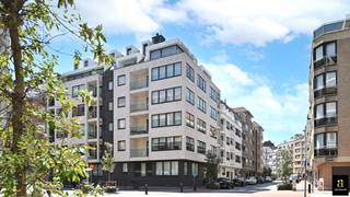 Mooi ongemeubeld 1-slaapkamerappartement in een recent gebouw vlakbij het Rubensplein.<br />Inkom met ruime leefruimte en open keuken uitgevend op het balkon, aparte berging, 1 toilet en 1 slaapkamer met aansluitende badkamer. Een aanrader! <br />[EPC: 101 kWh / m² jaar - UC: 2816802].<br />syndicforfait: €100 per maand